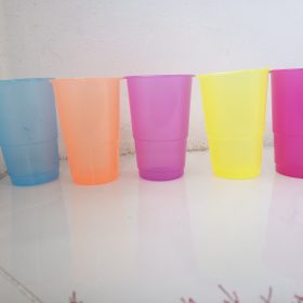 25 X 500ml Plastic Cups Multi Colour