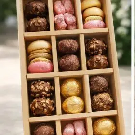 division kraft truffle box with pvc lid 42x23.5x6c
